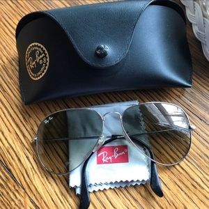 Ray Ban Aviator sunglasses. No scratches.